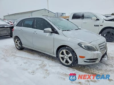 Czwarte zdjęcie samochodu z boku: 2013 MERCEDES-BENZ B250 VIN:WDDMH4EB2DJ178736 - miniatura