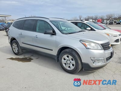 Czwarte zdjęcie samochodu z boku: 2017 CHEVROLET TRAVERSE LS VIN:1GNKRFKD4HJ309534 - miniatura