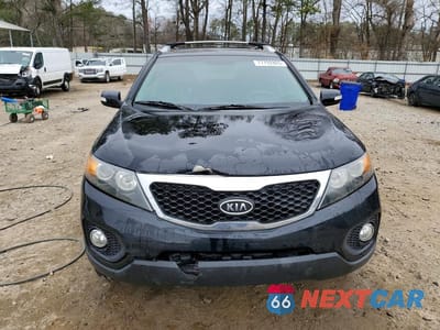 Piąte zdjęcie samochodu w środku: 2011 KIA SORENTO LX VIN:5XYKT3A13BG106836 - miniatura