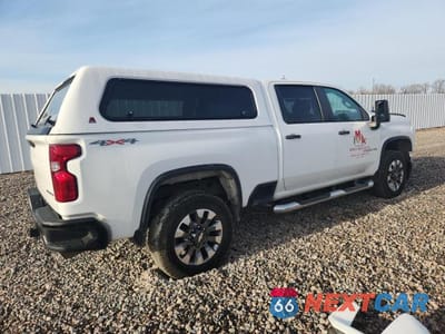 Trzecie zdjęcie samochodu z tyłu: 2023 CHEVROLET SILVERADO K2500 CUSTOM VIN:1GC4YME71PF105208 - miniatura