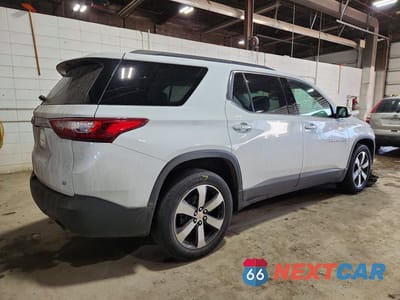 Trzecie zdjęcie samochodu z tyłu: 2021 CHEVROLET TRAVERSE LT VIN:1GNEVHKW8MJ216581 - miniatura