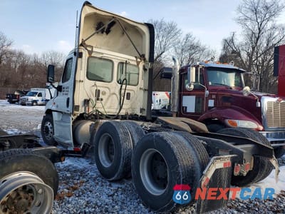 Trzecie zdjęcie samochodu z tyłu: 2017 FREIGHTLINER CASCADIA 1 - SEMI TRUCK VIN:1FUJGEDR3HLHM7443 - miniatura
