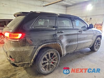 Trzecie zdjęcie samochodu z tyłu: 2018 JEEP GRAND CHEROKEE LAREDO VIN:1C4RJFAG9JC389174 - miniatura