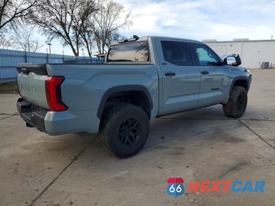 Trzecie zdjęcie samochodu z tyłu: 2024 TOYOTA TUNDRA SR5 VIN:5TFLA5DB2RX204712 - miniatura
