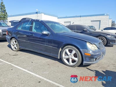 Czwarte zdjęcie samochodu z boku: 2005 MERCEDES-BENZ C 230K SPORT SEDAN VIN:WDBRF40J35F609124 - miniatura