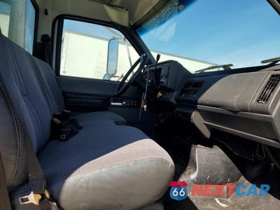 Piąte zdjęcie samochodu w środku: 2001 CHEVROLET C6 BOX TRUCK VIN:1GBJ6H1E61J508565 - miniatura