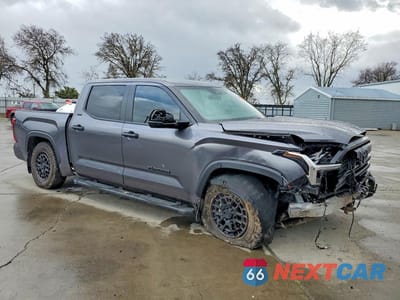 Czwarte zdjęcie samochodu z boku: 2025 TOYOTA TUNDRA SR5 VIN:5TFLA5DB1SX247704 - miniatura