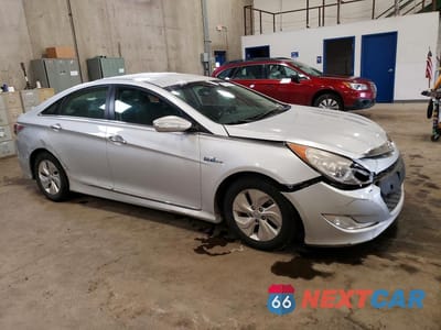 Czwarte zdjęcie samochodu z boku: 2013 HYUNDAI SONATA HYBRID VIN:KMHEC4A4XDA096737 - miniatura