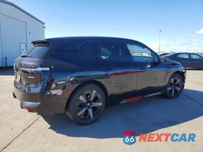 Trzecie zdjęcie samochodu z tyłu: 2025 BMW IX XDRIVE50 VIN:WB523CF02SCS46201 - miniatura