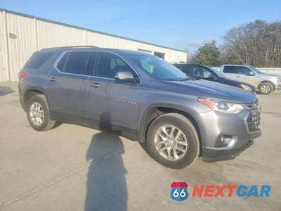 Czwarte zdjęcie samochodu z boku: 2020 CHEVROLET TRAVERSE LT VIN:1GNERGKW8LJ222703 - miniatura