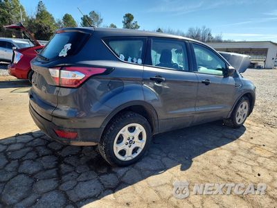 Trzecie zdjęcie samochodu z tyłu: 2018 FORD ESCAPE S VIN:1FMCU0F73JUC77754 - miniatura