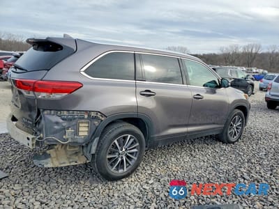 Trzecie zdjęcie samochodu z tyłu: 2019 TOYOTA HIGHLANDER XLE VIN:5TDJZRFH3KS569551 - miniatura