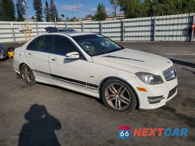 Czwarte zdjęcie samochodu z boku: 2012 MERCEDES-BENZ C 250 VIN:WDDGF4HB7CR211745 - miniatura