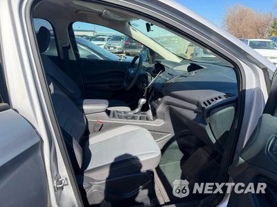 Piąte zdjęcie samochodu w środku: 2018 FORD ESCAPE S SILVR VIN:1FMCU0F72JUD08430 - miniatura