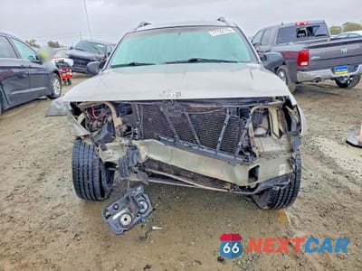 Piąte zdjęcie samochodu w środku: 2002 JEEP GRAND CHEROKEE LAREDO VIN:1J4GX48SX2C152600 - miniatura