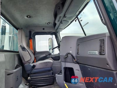 Piąte zdjęcie samochodu w środku: 2016 MACK CXU613 SEMI TRUCK VIN:1M1AW01X5GM008564 - miniatura