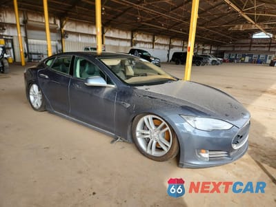 Czwarte zdjęcie samochodu z boku: 2013 TESLA MODEL S VIN:5YJSA1AG7DFP13525 - miniatura