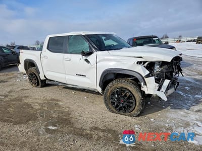 Czwarte zdjęcie samochodu z boku: 2024 TOYOTA TUNDRA CREWMAX SR VIN:5TFLA5DB5RX204591 - miniatura