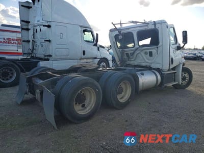Czwarte zdjęcie samochodu z boku: 2014 FREIGHTLINER CASCADIA SEMI TRUCK VIN:3AKJGBDV1ESFV0718 - miniatura