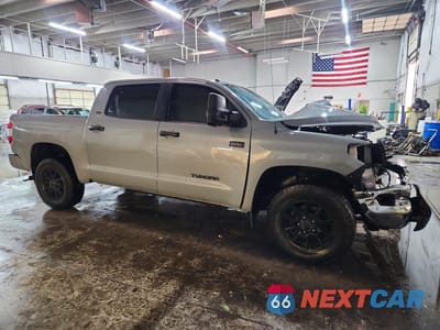 Czwarte zdjęcie samochodu z boku: 2018 TOYOTA TUNDRA CREWMAX SR5 VIN:5TFDY5F17JX708441 - miniatura