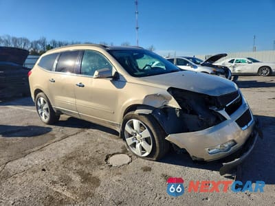 Czwarte zdjęcie samochodu z boku: 2012 CHEVROLET TRAVERSE LT VIN:1GNKRGED3CJ274396 - miniatura