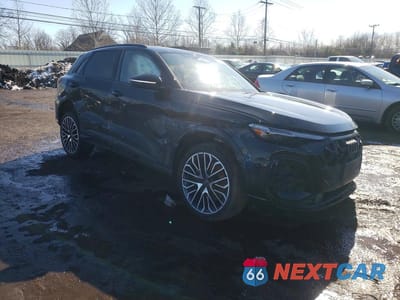 Czwarte zdjęcie samochodu z boku: 2025 AUDI SQ5 PRESTIGE VIN:WA135AGU4S2078506 - miniatura