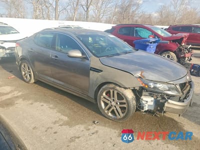 Czwarte zdjęcie samochodu z boku: 2013 KIA OPTIMA SX VIN:5XXGR4A66DG091231 - miniatura