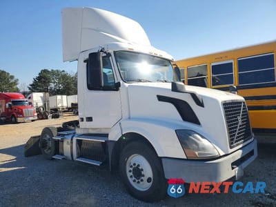 2017 VOLVO VNL SEMI TRUCK 4V4N39TG4HN988025 - główne zdjęcie licytacji z USA - miniatura