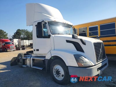 2017 VOLVO VNL SEMI TRUCK 4V4N39TG4HN988025 - główne zdjęcie licytacji z USA - miniatura