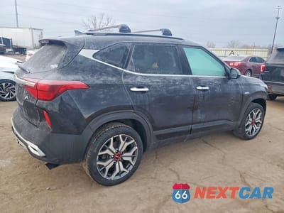 Trzecie zdjęcie samochodu z tyłu: 2022 KIA SELTOS SX VIN:KNDETCA27N7277676 - miniatura