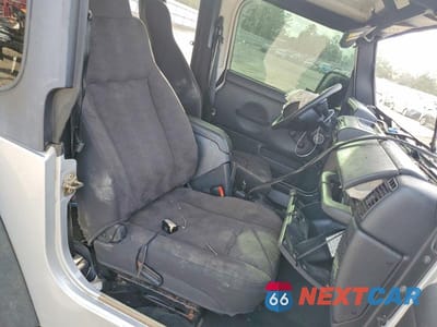 Zdjęcie 10 z 12 samochodu: 2004 JEEP WRANGLER / TJ SPORT VIN:1J4FA49S54P723627 - miniatura