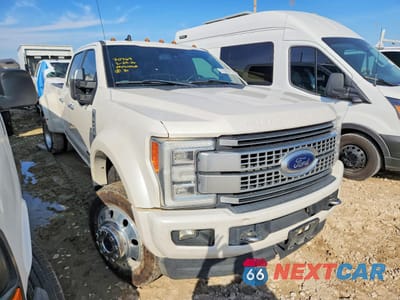 Czwarte zdjęcie samochodu z boku: 2019 FORD F450 SUPER DUTY VIN:1FT8W4DT3KED81314 - miniatura