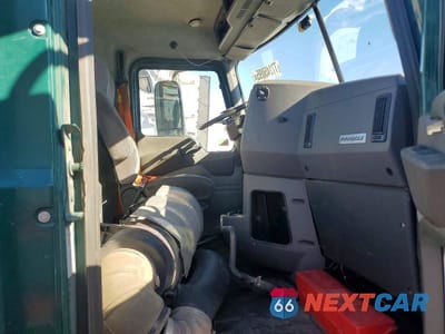 Piąte zdjęcie samochodu w środku: 2017 MACK CXU613 SEMI TRUCK VIN:1M1AW01X4HM009853 - miniatura