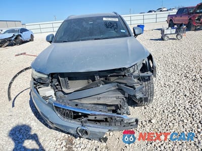 Piąte zdjęcie samochodu w środku: 2020 VOLVO XC40 T5 MOMENTUM VIN:YV4162UK7L2289720 - miniatura