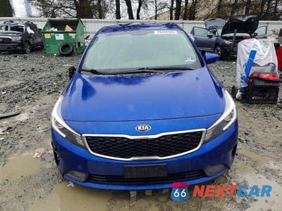 Piąte zdjęcie samochodu w środku: 2017 KIA FORTE LX VIN:3KPFL4A7XHE107449 - miniatura