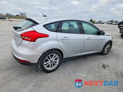 Trzecie zdjęcie samochodu z tyłu: 2017 FORD FOCUS SE VIN:1FADP3K2XHL231677 - miniatura
