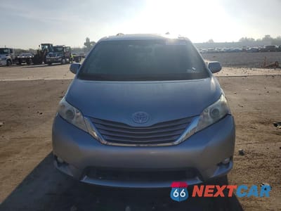 Piąte zdjęcie samochodu w środku: 2015 TOYOTA SIENNA XLE 8-PASSENGER VIN:5TDYK3DCXFS532445 - miniatura
