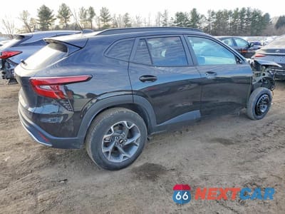 Trzecie zdjęcie samochodu z tyłu: 2024 CHEVROLET TRAX 1LT VIN:KL77LHE28RC107434 - miniatura