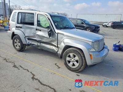 Czwarte zdjęcie samochodu z boku: 2010 JEEP LIBERTY SPORT VIN:1J4PP2GK2AW132649 - miniatura