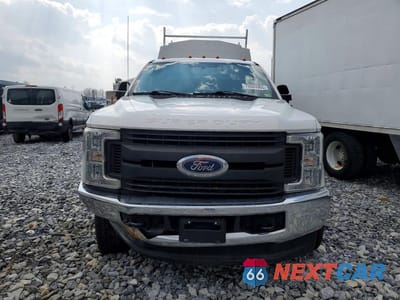 Piąte zdjęcie samochodu w środku: 2018 FORD F350 SUPER DUTY UTILITY / SERVICE TRUCK VIN:1FD8X3F63JEC95302 - miniatura