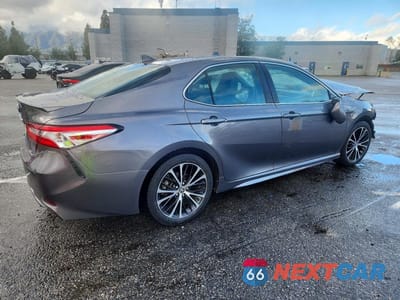 Trzecie zdjęcie samochodu z tyłu: 2020 TOYOTA CAMRY HYBRID SE VIN:4T1G31AK7LU534357 - miniatura