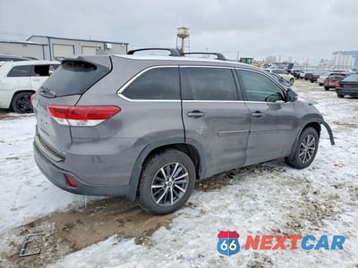 Trzecie zdjęcie samochodu z tyłu: 2018 TOYOTA HIGHLANDER VIN:5TDJZRFH1JS899171 - miniatura
