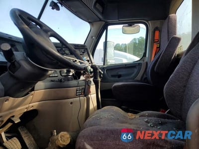 Zdjęcie 6 z 10 samochodu: 2015 FREIGHTLINER CASCADIA SEMI TRUCK VIN:3AKJGEBG4FSGJ5844 - miniatura