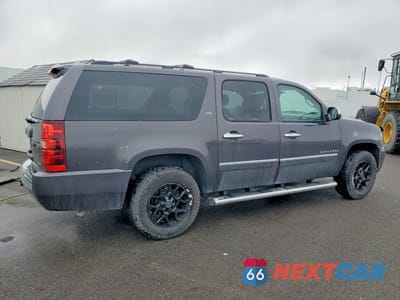 Trzecie zdjęcie samochodu z tyłu: 2010 CHEVROLET SUBURBAN K1500 LTZ VIN:1GNUKKE39AR186359 - miniatura