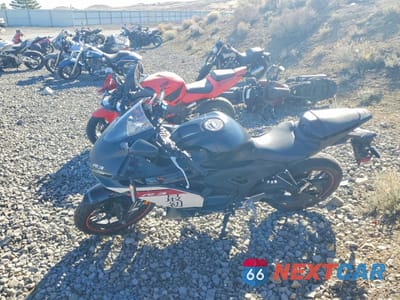 Trzecie zdjęcie samochodu z tyłu: 2025 YAMAHA YFZ320 A VIN:MH3RH25E1SK002381 - miniatura