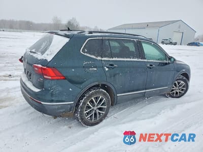 Trzecie zdjęcie samochodu z tyłu: 2018 VOLKSWAGEN TIGUAN SE VIN:3VV2B7AXXJM218874 - miniatura