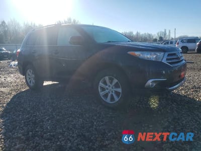 Czwarte zdjęcie samochodu z boku: 2013 TOYOTA HIGHLANDER SE VIN:5TDBK3EH6DS254544 - miniatura