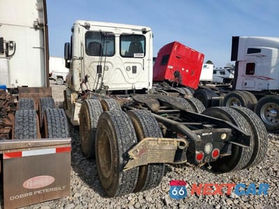 Trzecie zdjęcie samochodu z tyłu: 2015 FREIGHTLINER CASCADIA SEMI TRUCK VIN:3AKJGEBG4FSGJ5844 - miniatura