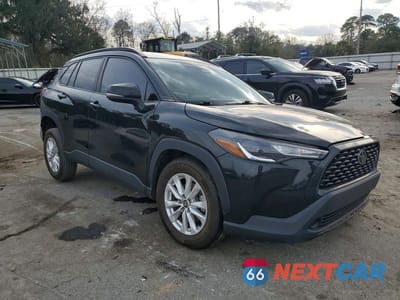 Czwarte zdjęcie samochodu z boku: 2023 TOYOTA COROLLA CROSS LE VIN:7MUCAAAG3PV040971 - miniatura