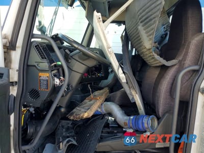 Piąte zdjęcie samochodu w środku: 2025 VOLVO VNR SEMI TRUCK VIN:4V4WC9EH5SN683697 - miniatura